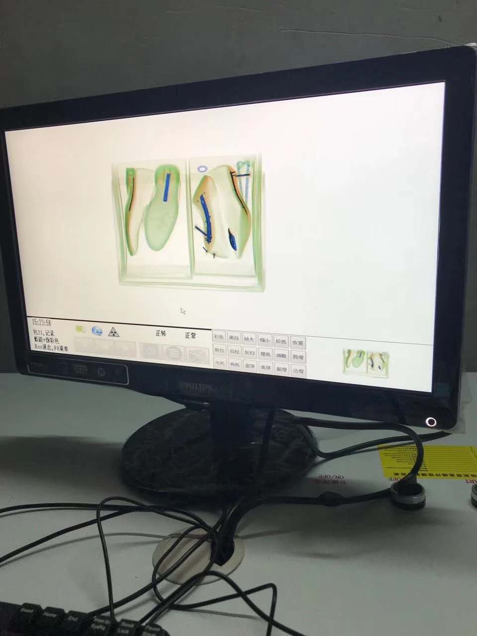 安檢機(jī)呈現(xiàn)出有圖像