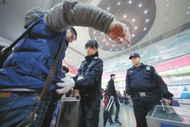 國(guó)慶火車站安檢規(guī)定這些東西禁止攜帶！?。? />
                        <span>國(guó)慶火車站安檢規(guī)定這些東西禁止攜帶?。?！</span>
                    </div>
                                        <div   id=